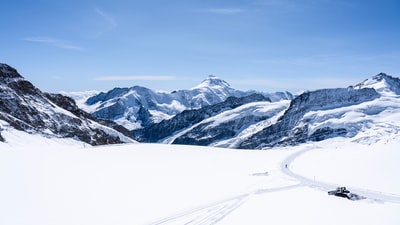 白昼蓝天雪山